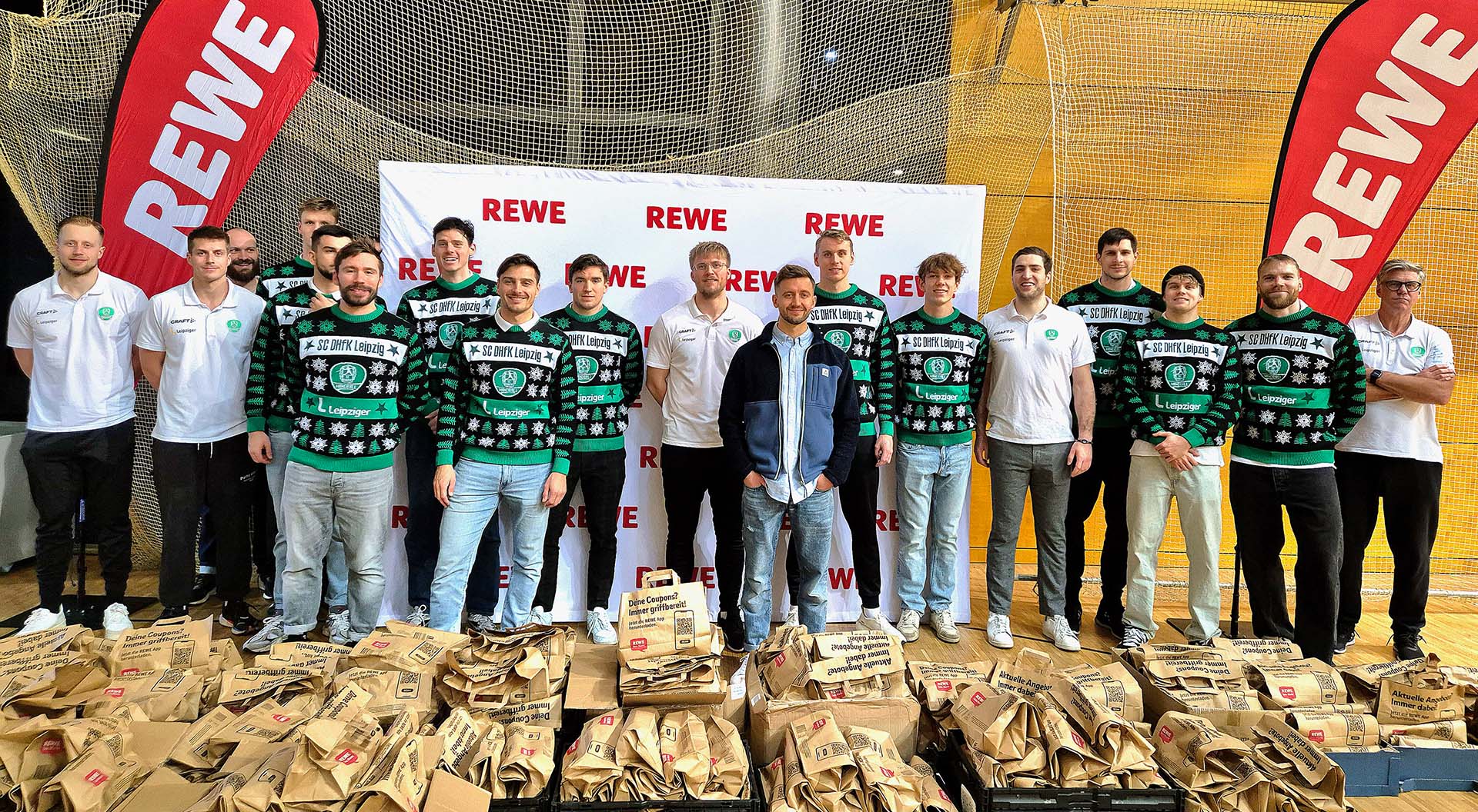 Teamwork für die Kids: In weniger als 30 Minuten packten die DHfK-Handballer über 400 Nikolausbeutel.